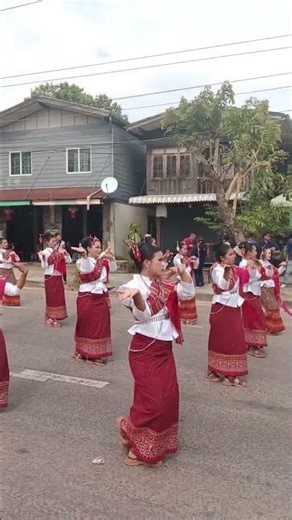 ฟ้อนรำสวยๆงานยักษ์คุ อ ชานุมาน.จ อำนาจเจริญค่ะ