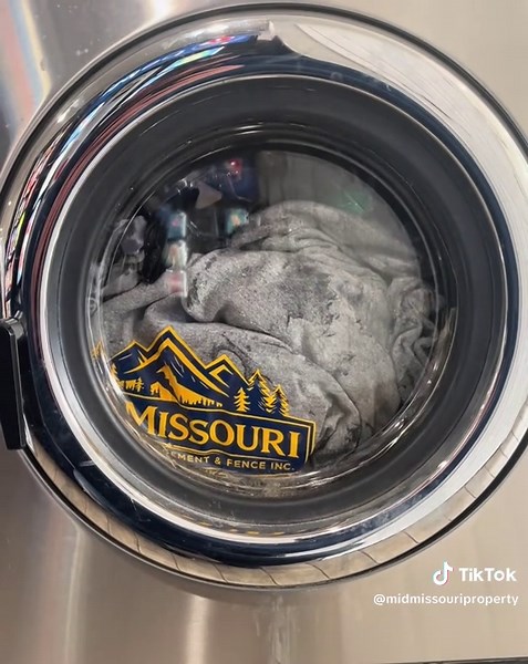 Our metal PostMaster privacy fence system delivers the perfect blend of strength, durability, and clean curb appeal. Built with heavy-duty steel posts that are driven deep into the ground, this system eliminates common issues like warping, rotting, and leaning that you often see with traditional wood posts. The result is a solid, long-lasting fence that maintains the warm, natural look of wood while being reinforced by a hidden steel backbone. #fencecartel #fencing #builders #fencinglife