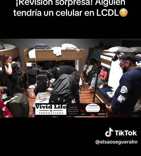 Una de las reglas que deben cumplir los participantes de #LaCasaDelLengüetazo es no tener celulares; por ello, si descubren a uno de ellos con un aparato electrónico, será expulsado de inmediato 😳. Para apoyar a #ElsaOseguera en #LaCasaDelLengüetazo, solo debes enviar tus súper chats con el #TeamElsa 👠 a la transmisión en YouTube de #LipstickFables.