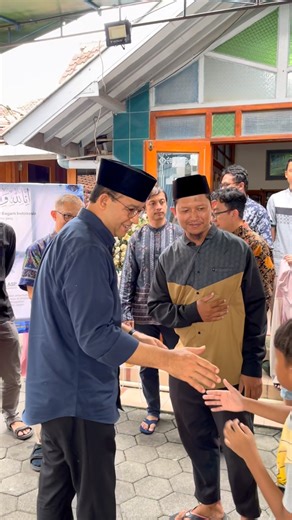 Masjid Jogokariyan Yogyakarta on Instagram: "Kunjungan sekaligus takziah oleh Bp. Anies Baswedan ke kediaman Alm. Ustadz Muhammad Jazir ASP."