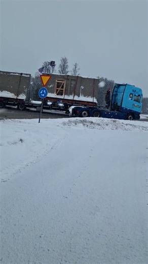Heavy load truck on #Heavy snowing.🌸