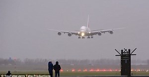 Video: Máy bay A380 trổ tài hạ cánh chiều ngang trong bão lớn