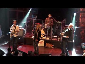 PAULA NELSON BAND - She's About A Mover