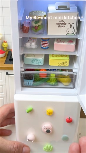 Mini fridge ASMR what’s in my freezer?🥶😱 #asmr #miniature