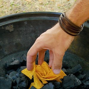 115K views · 247 reactions | Wer hat schon angegrillt?   In unserem neuen Buch „GENIALE TRICKS 2“ gibt’s 88 kreative Ideen & Tipps, die dein Leben noch schöner machen! Hier bestellen: https://amzn.to/35KVa2N | Geniale Tricks | Facebook