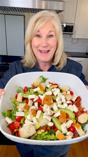 Ultimate Crunchy BLT Salad | Robyn Q