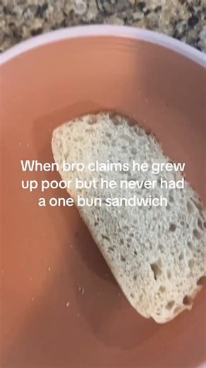 FreakyTechnician on Instagram: "Follow @freakytechnician for more! 1997년 개봉한 영화 Titanic은 잭과 로즈의 운명적인 사랑을 통해 비극 속에서도 오래 남는 감정의 깊이를 보여주는 작 품입니다. 화려한 연출보다 인물의 감정에 더 집중한 제임스 카메 론 감독의 스타일은 지금 다시 봐도 묘하게 가슴을 울리죠. 배가 침몰하는 장면이 아닌, 두 사람이 서로를 바라보던 순간들이 더 강하게 기억에 남는 영화이기도 합니다. 이 감정을 완성해주는 곡 이 바로 셀린 디온의 *"My Heart Will Go On"*입니다. 처음 들 으면 잔잔한데, 어느 순간 자연스럽게 가슴이 벅차오르는 느낌을 줍니다. 특히 후반 부의 고조되는 보컬은 영화 속 잭과 로즈의 마 지막 장면과 겹쳐지면서 괜히 마음이 서늘해지기도 하고요. 많은 분들이 “이 노래가 나오면 왜 그 장면이 자동으로 떠오르는지 모 르겠다" 고 말하는데, 그만큼 영화와 음악이 자연스럽게 얽