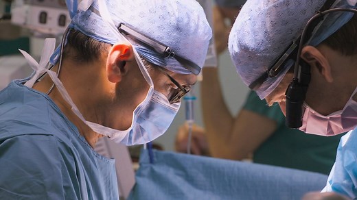Surgeons: At the Edge of Life - Series 7: 1. A Lot to Lose