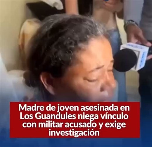 Nueva cuenta de Vocero Digital RD on Instagram: "La madre de Perla Jokasta Santos Pacheco, la joven de 19 años asesinada de un disparo en la cabeza en el sector Los Guandules, aseguró que el militar acusado del crimen mantenía una relación con otra joven y pidió a las autoridades profundizar las investigaciones para esclarecer lo ocurrido. Entre lágrimas, la mujer afirmó que su hija no tenía novio y que fue criada “como una princesa”, asegurando que nunca observó comportamientos extraños ni visi