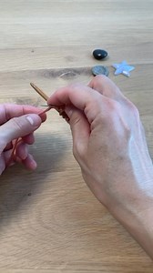 I like to get the yarn end out of the way, by weaving it in in advance.Many have raised the objection: but then you cannot unravel your knitting. That’s not true. You can frog down to the very first stitch, and then pull out the yarn to undo the cast on as well.Especially if you are making a patchwork blanket like The Tutorial Throw it’s really nice to get at least some of the ends out of the way in advance.I do not use this method, however, if I know I’ll need the yarn end to close the gap or e