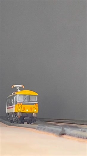 Class 87 powers through Benchester station with speed