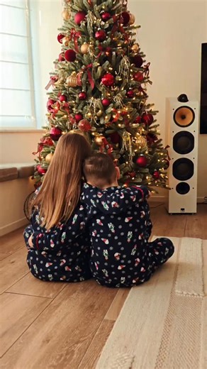 Elena🍋 on Instagram: "Avant que Noël ne passe, j’ai demandé à l’IA de transformer cette photo en un souvenir magique… 🎄✨ Prompt: “Transformer cette photo en une illustration de Noël douce et réaliste : ajouter le Père Noël discrètement à côté des enfants, ambiance chaleureuse, lumières dorées, tons beiges et chauds, style peinture traditionnelle, atmosphère magique et intemporelle, sans cadre.'"