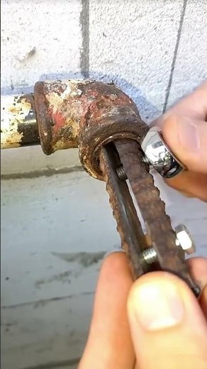 Easy tricks to loosen rusty iron pipe connections without hassle #pipe #lifehacks #popular #shorts