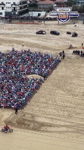 144K views · 24K reactions | Des images dont on ne se lassera jamais  Revivez le départ de la course moto en drone !  @ffm @motoblouz @motoblouzmx @kennyracing81 @iponelube @kutvek @dragonatv @hondamotofr @triumph.france @motoclubdesplages | CFS : Championnat de France des Sables Motoblouz | Facebook