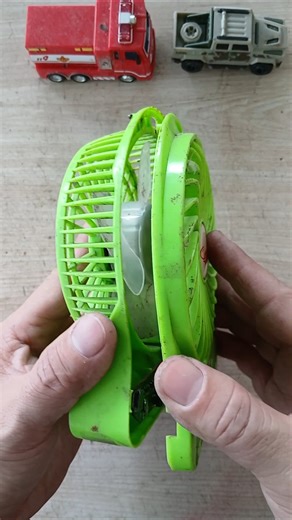 Discovering secondhand items | Assembling a used, non-working mini fan I found.