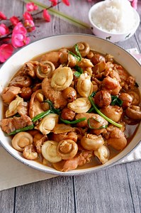 Discover how to create this flavourful Braised Chestnut Chicken with Abalones—a luxurious dish featuring tender chicken, fragrant chestnuts, and succulent abalone, all braised in a rich, savoury sauce. Symbolising prosperity, wealth, and harmony, it’s the perfect addition to your CNY reunion dinner. Watch the full recipe now on our YouTube channel or click here to see the full video here: https://youtu.be/ky10XpW1tu8?si=GElmiHagMGuqZ89F . Happy cooking! #spicenpans #homecookedmeal #recipeoftheda