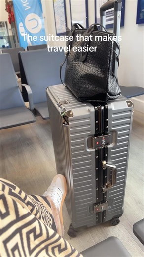 The travel suitcase that actually makes your life easier. Built-in cup holder for your coffee, USB charging port for on-the-go power, and smooth 360° rotating wheels for effortless movement through airports. Perfect for frequent travellers, weekend trips, and anyone who wants stress-free travel. Grab it while it’s still on offer — shop below #luggage #tiktokmademebuyit #giftunwrapped #suitcase