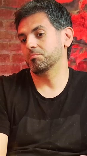 MarsBased on Instagram: "¿Hemos olvidado cómo programar? De autoeditar cómics a trabajar en Google e IBM, la trayectoria de @carlosazaustre nos recuerda que no hay un único camino en el sector tecnológico. En este nuevo Life on Mars presentado por @alexrodba y @kajal_napalm, Carlos analiza cómo la IA generativa está desplazando el uso tradicional de Google y Stack Overflow, transformando por completo el flujo de trabajo del desarrollador moderno. Carlos observa diariamente en sus clases el pelig