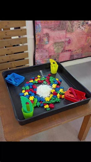 ✨ Oobleck Sensory Exploration ✨ A sensory activity using cornflour mixed with water to create oobleck. Children explore this fascinating material that behaves like both a solid and a liquid, scooping, pouring, squeezing, and watching it change in their hands. Counting bears and tools in corresponding colours add extra curiosity and invitation to explore. Learning Opportunities / Benefits: • Encourages sensory exploration and curiosity • Supports fine motor development through scooping and pourin