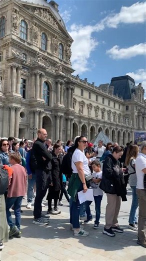 Paris 🇫🇷The queue at the Louvre Museum entrance #museedulouvre #paris#法國#巴黎