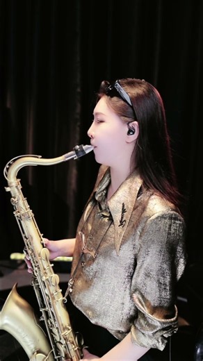美女媛宝萨克斯直播高光时刻悠扬音色穿透屏幕每一个音符都令人心动 #SaxophoneLive #萨克斯演奏 #美女萨克斯 #音乐现场 #Shorts