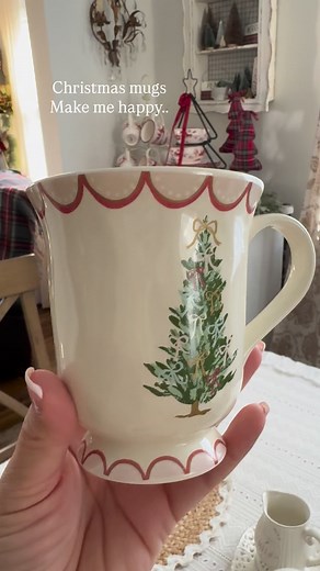 Who loves a pretty mug to drink their hot cocoa from? Well I surely do!! My collection is growing! I’m so excited to share my sweet hot cocoa bar with you!! I’ve added my new Christmas tree stoneware mugs from @acottageinthecity and just adore them!! My sweet friends and I will be sharing some new and gorgeous Christmas decor and styling so make sure to visit them too during the month!! 🎅🏻Beth @thelittlecottagethatcould ❤️Tina @thecrowsnestsignco 🎅🏻De @de.caggiano Wishing you all a happy new
