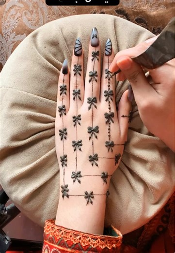 Free Mehndi Course: Simple Bow Design for Beginners