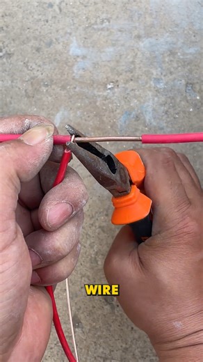 61K views · 123 reactions | Copper Wrap Fixes Loose Wires #SimpleToolUse #WireWorkHack #ElectricJointTips | Fatafatnews | Facebook
