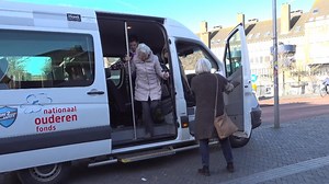 Deze Bussumse bus brengt ouderen overal naar toe: "Door de PlusBus kom ik nog eens ergens"