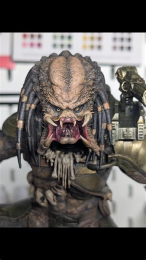 Minis at Dawn (Alba La Orden) on Instagram: "Just finished painting this commission of a "Predator" fan art designed by @3dwickedart and printed by @assom3d ☺️"