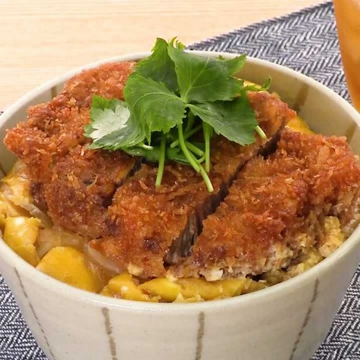 ボリューム満点♪ 基本のカツ丼のレシピ動画・作り方 | デリッシュキッチン