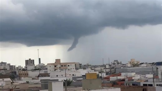 Nuvem-funil (funnel cloud) é uma coluna estreita de ar girando rapidamente, que se estende da base de uma nuvem cumuliforme (geralmente Cumulonimbus ou Cumulus congestus), mas não toca o solo. Ela é essencialmente um embrião de tornado: possui rotação organizada e visível, mas não há conexão completa entre a base da nuvem e o solo, portanto não é classificada como tornado. Pontos essenciais que você precisa ter em mente: 1. Não há contato com o solo Enquanto a nuvem-funil permanece suspensa, não