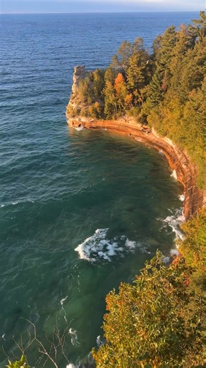 🔗: https://l.mlive.com/waxksc The gales of November are yet to come but strong autumn winds are already sending large waves crashing into the sandstone cliffs of Pictured Rocks National Lakeshore. West winds near 15 to 20 mph built waves of 4 to 7 feet along the stretch between Munising and Grand Marais this week, with some larger swells rolling in from the open lake. | The Ann Arbor News