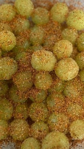 Gabriel Jaime Gómez Quintero on Instagram: "Una forma diferente y deliciosa de comernos las uvas este 31 de diciembre ♥️💚 ingredientes: Uvas 🍇 verdes Tequila o el licor de su preferencia Azúcar Limón 🍋 Tajín 💚♥️ Primero chuzamos las uvas, luego las bañamos en limón y tequila. Las llevamos 1 hora a la nevera. Las bañamos en azúcar, las congelamos por 3 horas. Y las finalizamos con Tajín ♥️💚"