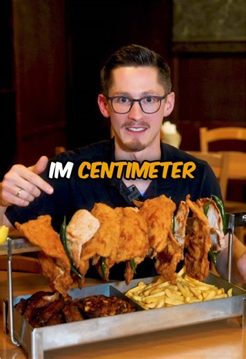 ⚔️🍖 Das wohl verrückteste Gericht bei uns: Das Ritterschwert! Ein gigantischer Fleischspieß für 6 Personen: 🥩 Hühnerschnitzel 🔥 Grillkotelett 🍗 Chicken Wings 🌶 Chili con Carne 🍟 und natürlich Pommes! Wer stellt sich diesen Kampf? 😏 #centimeter