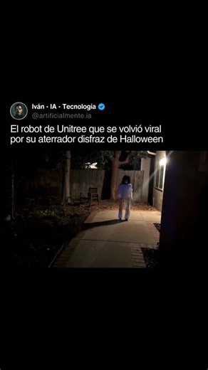Ivan • IA • Tecnología on Instagram: "🦾 El ingeniero en robótica Logan Olson llevó al límite al Unitree G1, un robot humanoide capaz de caminar, correr y ahora… ¡arrastrarse como una criatura de película! Para lograrlo, desarrolló una “política de arrastre” basada en inteligencia artificial, un sistema de control que permite al robot cambiar de postura de pie a suelo de forma fluida y natural. Pero lo que volvió viral el experimento fue su versión de Halloween, donde el G1, con un disfraz inclu