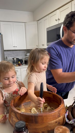 Daddy and his little girls make banana bread 🧡🧡 | CookingwithSammy