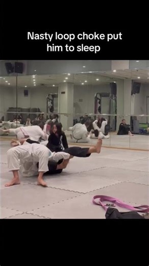 Nasty loop choke put him to sleep #bjj #jiujitsu #jiujitsulifestyle