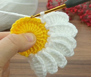 301K views · 6.1K reactions | ☆☆~This crochet daisy pattern is so easy and wonderful!!! Very easy crochet daisy pattern flower pattern #crochet #knitting | Aslı ile sanatsal tasarımlar | Facebook