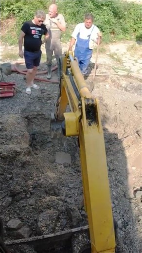 Mini digger on mainline repair #yuchai #takeuchi #sumitomo #sany