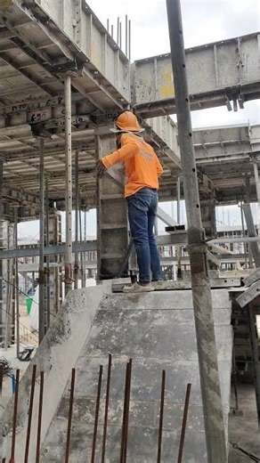 How to Install Adjustable Steel Props for Concrete Slabs