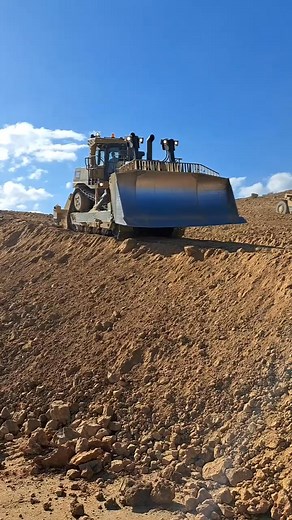 CAT D10T2 Dozer ripping dirt #diesel #d10 #heavyequipment #grading #heavymachinesinaction #rippingdirt #dozer #earthworks #massgrading #diggers #fyp #machinesatwork #bulldozer #c | Big Machine