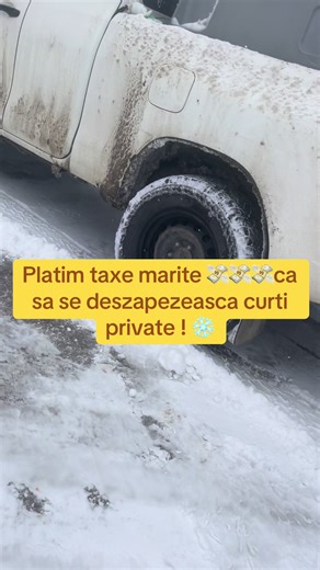 Astăzi, de la prima oră, am ieșit pe străzile din Popești-Leordeni pentru a verifica situația drumurilor, după ninsoarea de azi-noapte (10–15 cm de zăpadă). În primele ore ale dimineții am constatat că s-a intervenit, însă necorespunzător: material antiderapant aruncat din sărărițe fără ca stratul de zăpadă să fie mai întâi îndepărtat cu plugul, așa cum prevede orice procedură elementară de deszăpezire. În timpul verificărilor, l-am întâlnit pe city managerul orașului, aflat într-o mașină de des
