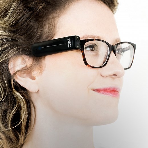 OrCam MyEye 2 ist eine kleine, clevere Kamera für Blinde und Sehbehinderte, die an fast jeder Brillenfassung angebracht werden kann. Genießen Sie die Morgenzeitung, lesen Sie Ihre Bücher und die Speisekarte im Restaurant. Erkennen Sie Ihre Liebsten, kaufen Sie selbst ein und erleben Sie mehr Unabhängigkeit! 𝐔𝐧𝐝 𝐝𝐚𝐬 𝐁𝐞𝐬𝐭𝐞: 𝐃𝐢𝐞 𝐊𝐨𝐬𝐭𝐞𝐧 𝐟𝐮̈𝐫 𝐝𝐢𝐞 𝐜𝐥𝐞𝐯𝐞𝐫𝐞 𝐊𝐚𝐦𝐞𝐫𝐚 𝐰𝐞𝐫𝐝𝐞𝐧 𝐯𝐨𝐧 𝐝𝐞𝐧 𝐠𝐞𝐬𝐞𝐭𝐳𝐥𝐢𝐜𝐡𝐞𝐧 𝐊𝐫𝐚𝐧𝐤𝐞𝐧𝐤𝐚𝐬𝐬𝐞𝐧 𝐮̈𝐛𝐞𝐫𝐧𝐨𝐦𝐦𝐞𝐧! 