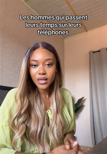 Les hommes qui passent leur temps sur leur téléphone