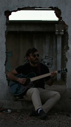 Subterranean homesick alien main intro chorus riff acoustic guitar Radiohead ok computer album rated