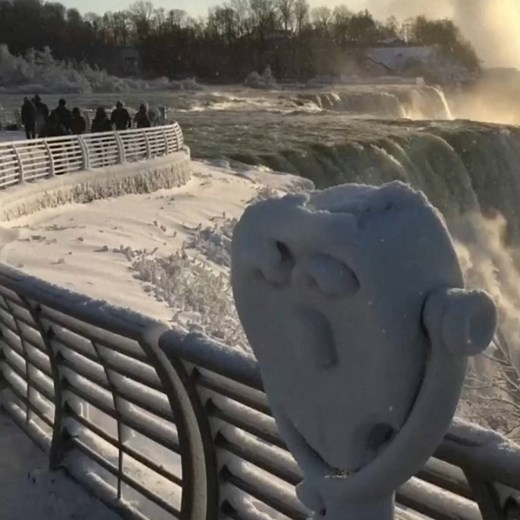 Au Canada, la glace a recouvert les chutes du Niagara | BFMTV