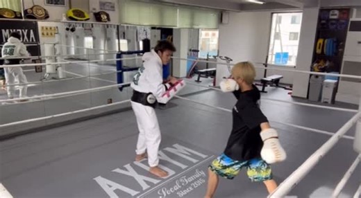 近藤 奈保希 | 6月から始めたキックボクシング🥊 週１、２回しか行けてないので、まだまだ初心者ですが🔰... | Instagram