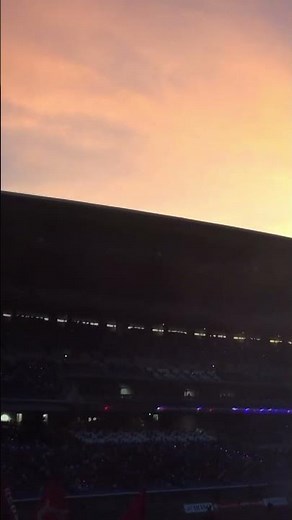 日産スタジアムの空がマリノスと同じ赤・青・白のトリコロールカラーに！（Jリーグ2022年:横浜FマリノスVS鹿島アントラーズ）