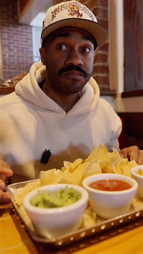 Dave Schratz on Instagram: "Also tried the @chilis Chicken Bacon Ranch Nachos #foodreview #chilis"